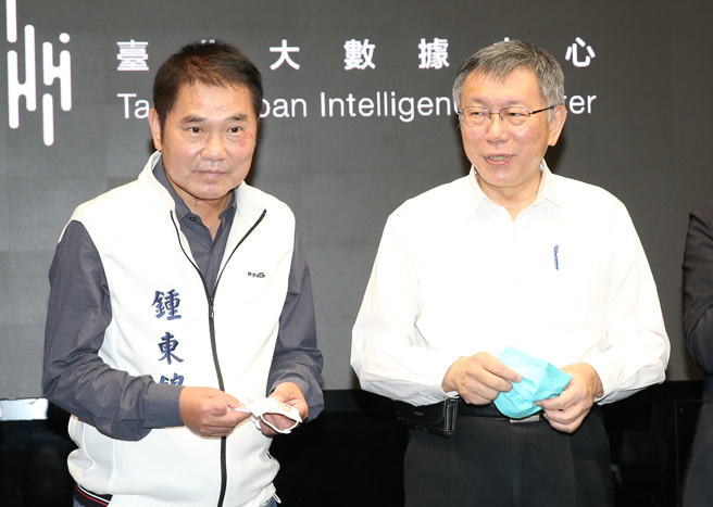 苗栗县议会议长、无党籍苗栗县长参选人锺东锦20日率团参访台北市政府大数据中心设备及运作，市长柯文哲亲自迎接。（姚志平摄）