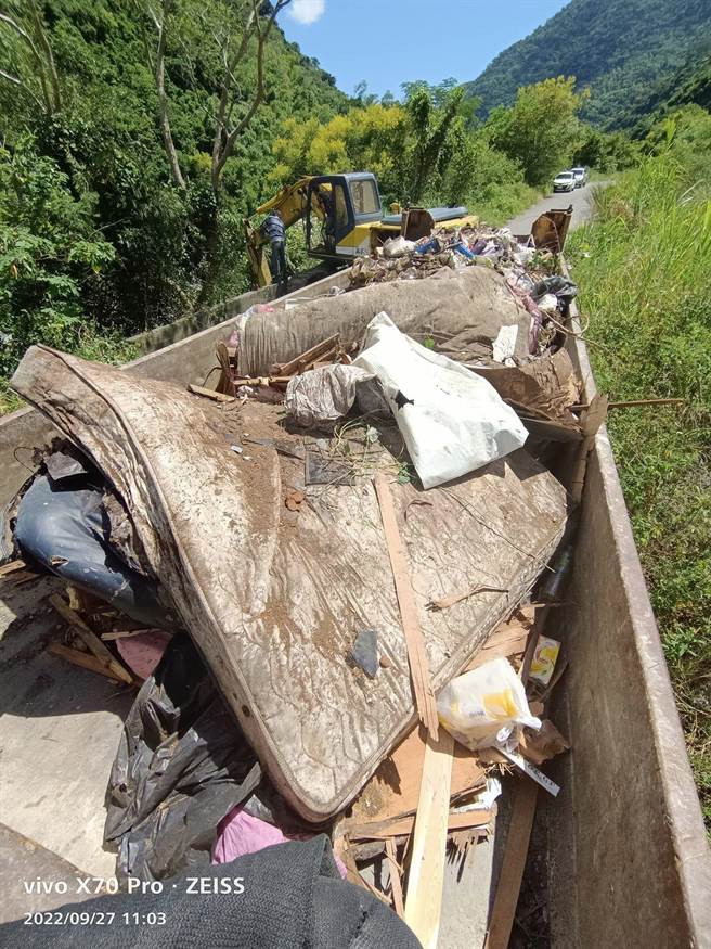 台东地广人稀，偏僻道路或河岸常有弃置垃圾。（杨绣凤提供／蔡旻妤台东传真）