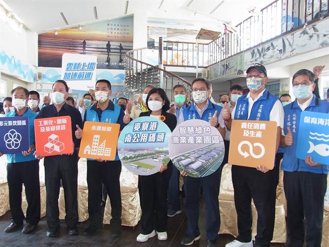 張麗善（前右四）強調縣府已在離島工業區規畫3個產業園區，配合麥寮工業港轉型工商綜合港。（張朝欣攝）