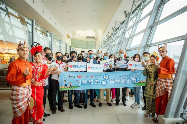 槟城旅游局在机场热烈欢迎台湾首发团，传统服饰让人倍感亲切。（槟城旅游局提供）