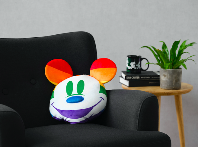 彩虹翻轉頸枕以彩虹米奇呈現，旅行使用十分搶眼。（HOLA提供）HOLA以「#HOMEisLOVE 愛抵家」為概念推出彩虹系列商品。（HOLA提供）