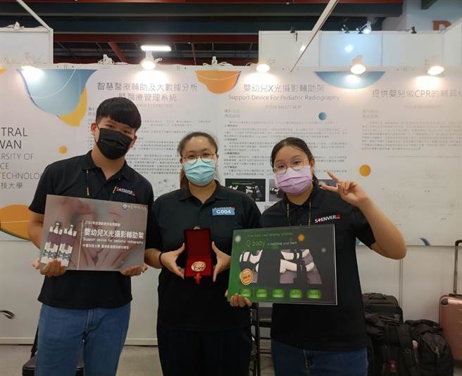 中台科技大学师生今年参加「台湾创新技术博览会」荣获1金双铜共3个发明奖，师生们相当开心。（中台科大提供／张妍溱台中传真）