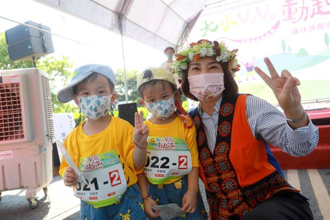 教育是国家的施政重点，民进党籍屏东县长候选人周春米（粉红背心）主张要为孩童提供安全、舒适的校园，并打造全龄学习环境。（周春米团队提供／谢佳潾屏东传真）