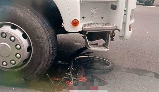 73岁徐姓女子20日骑自行车直行南昌街，惨遭水泥预拌车撞倒并辗过，现场一大滩血触目惊心。（民眾提供／杨静茹南投传真）