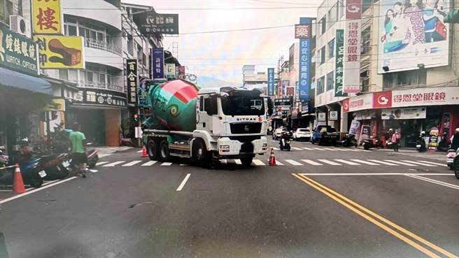 30岁陈姓男子驾驶水泥预拌车从南昌街右转中山路二段时，撞倒并辗过骑自行车徐姓女子。（民眾提供／杨静茹南投传真）