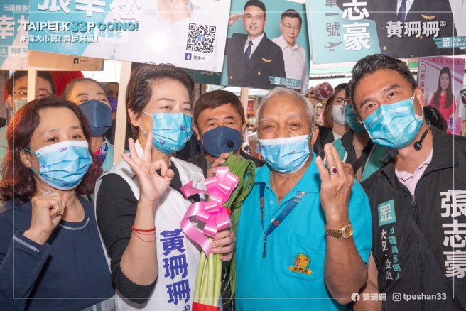 黃珊珊20日上午走訪市場掃街拜票，獲得不少熱情支持者歡迎。(摘自黃珊珊粉專)