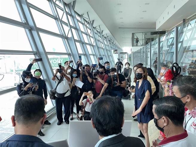 槟城当地媒体争拍台湾首发团，也成为当地热门报导与议题，槟城环球旅游局执行长黄茁原也期待台湾旅客能持续来槟城游玩。（吴娮翎摄）
