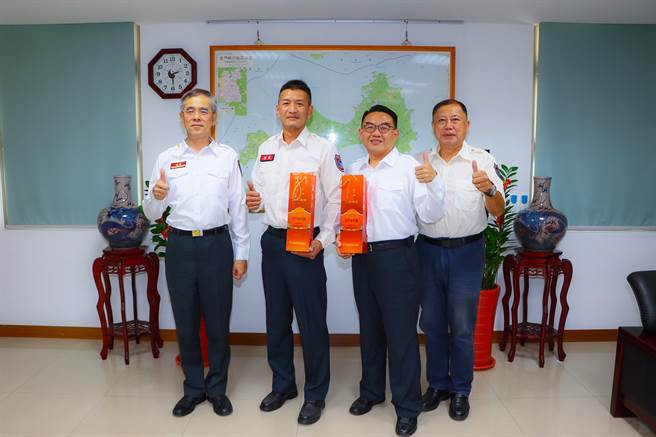 金门县消防局陈国玮(右2)与许丞庆(左2) 荣获内政部消防署「凤凰奖」，局长吕英华(左1)及义消副总队长黄奕焮(右1)特别接见道贺(图／金门县消防局提供)