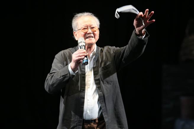 将作家黄春明作品《战士，乾杯！》搬上舞台，由晓剧场导演锺伯渊执导的同名舞台剧，巡演将在本周末开跑。（杜宜谙摄）