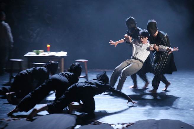 《战士，乾杯！》故事描述一个原住民家族中四代男人为不同政权打仗的状态，从中探讨社会的结构问题，也探寻的人与土地的关系与自我身分的认同。（杜宜谙摄）