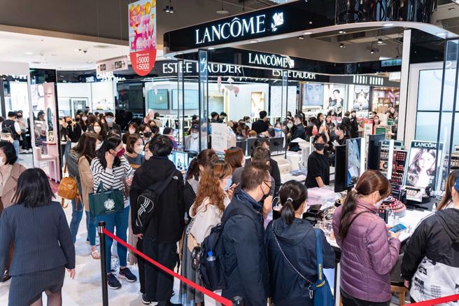 新光三越台北信义新天地周年庆，LANCOME首日推出限量迷你登机箱赠品，吸引大批民眾排队抢购。（吴松翰摄）