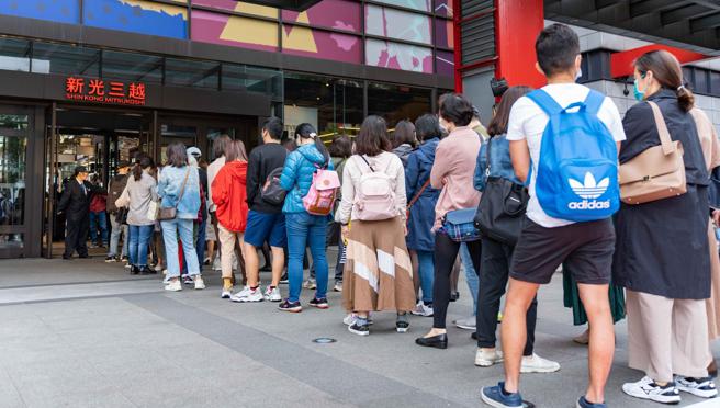 新光三越台北信义新天地周年庆昨（20日）登场，消费者排队等入店，首日业绩成长5%、来客预计23万人。（吴松翰摄）