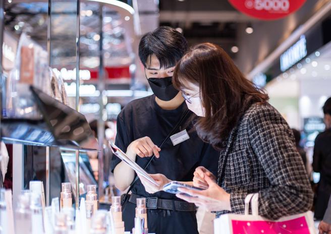 新光三越台北信义新天地周庆首日，化妆品业绩成长力道强，最高可以买1罐送11罐。（吴松翰摄）