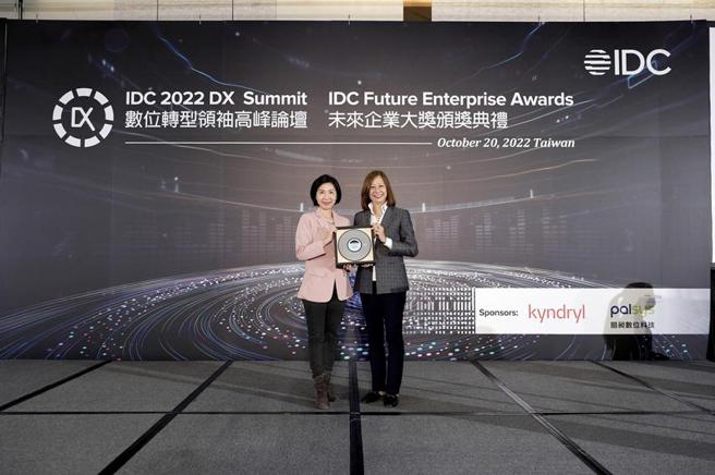 （IDC(国际数据资讯)20日举办年度「2022未来企业大奖」台湾颁奖典礼，远传电信总经理井琪带领公司成功数位转型、创造营收第二成长曲线获肯定，荣获年度CEO大奖(2022 CEO)殊荣，图左为远传电信总经理井琪。图／远传电信提供）