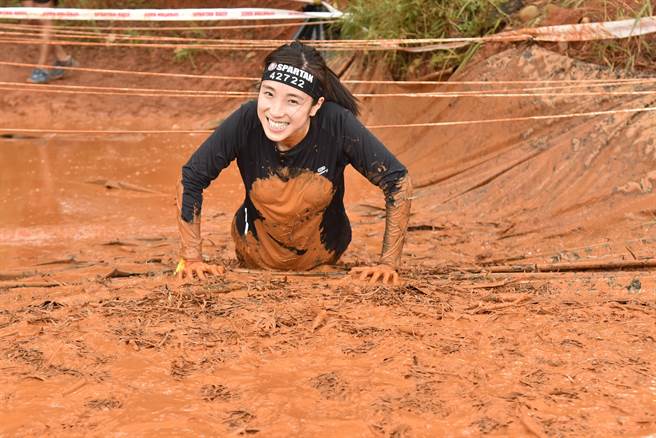 梁舒涵日前参赛障碍跑竞赛，全身都是烂泥。（宽宽整合行销提供）
