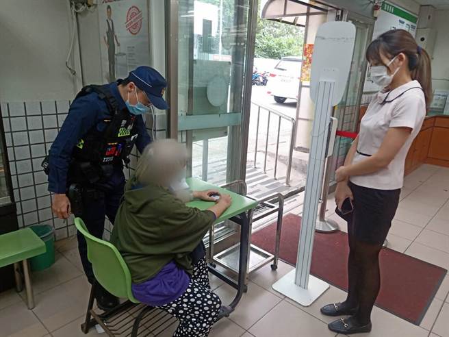 7旬老妇遭诈，龟山警神预测剧情成功阻诈保住养老金。(翻摄照片／蔡依珍桃园传真)