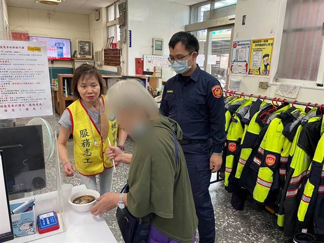 7旬老妇遭诈，龟山警神预测剧情成功阻诈保住养老金。(翻摄照片／蔡依珍桃园传真)