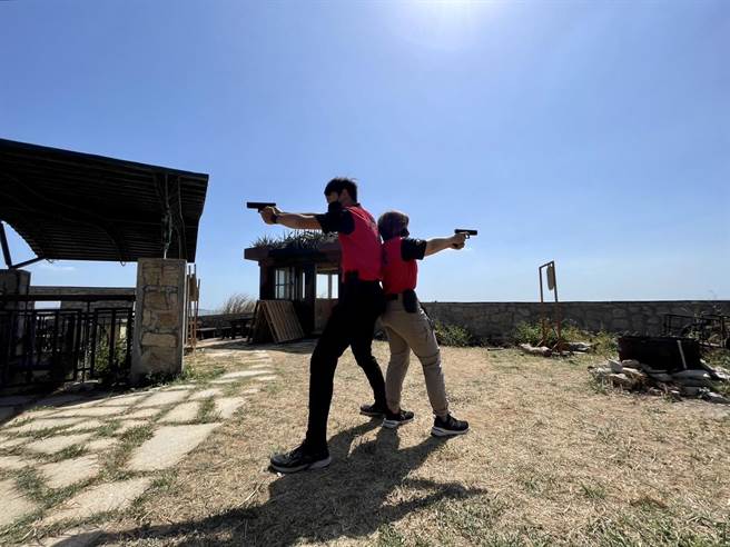 金门国家公园管理处于今(20)日办理「2022年军事体验暨环境教育活动」，带领民眾体验烈屿战地风情(图／金管处提供)