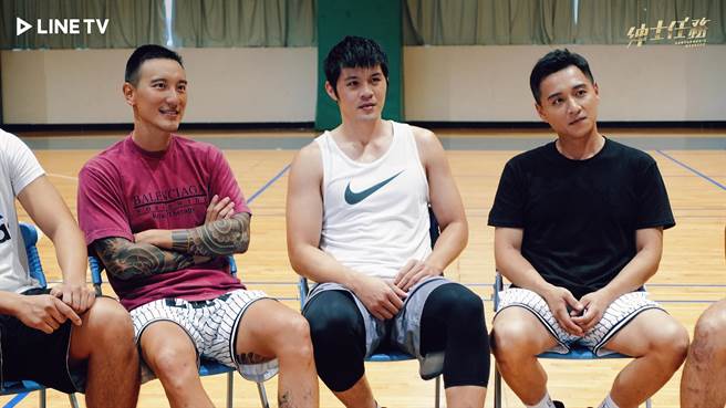 王阳明（左）、郑人硕（右）想替被改造者刘宏柏（中）克服因受伤而产生的心魔（LINE TV提供）