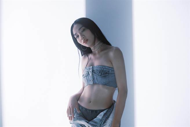 洪佩瑜在新专辑中大秀好身材，20日举办媒体活动，分享近况。（何乐音乐提供）