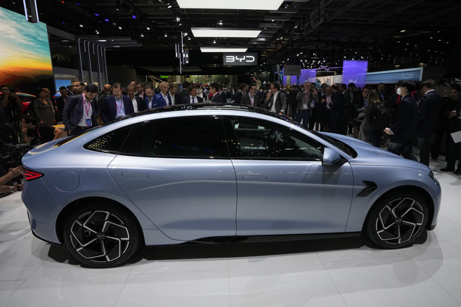 中国电动车厂比亚迪计划年底前在德国市场开始销售，明年进军法、英等国。图为比亚迪近日参加巴黎电动车展。（图／美联社）