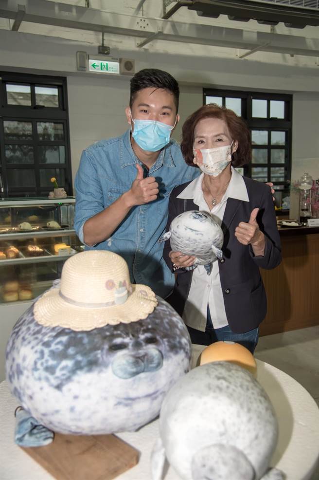 宜兰返乡青年简梓安（左）创立的甜点品牌「喂食胖豹」，为实验快闪店。（右为宜兰县长林姿妙）（宜兰县政府提供／吴佩蓉宜兰传真）