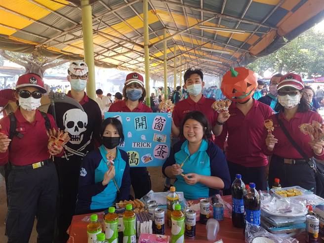 杨梅分队联合桃园市不动产仲介经纪商业同业公会，在埔心牧场举办防范一氧化碳中毒宣导万圣节活动。（翻摄画面／蔡明亘桃园传真）