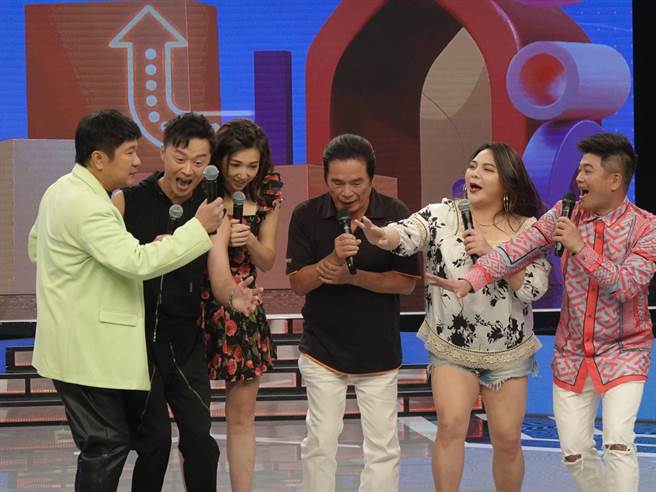 小甜甜（右二）日前上《最强综艺秀》吐出惊人之语，令胡瓜（左一）哭笑不得。（民视提供）