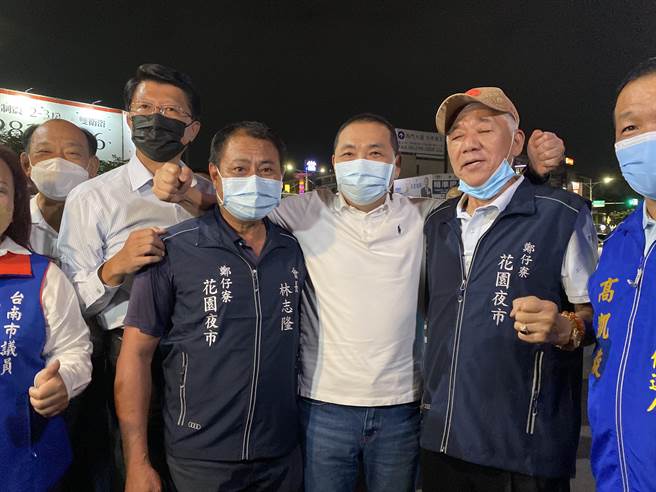 侯友宜今晚陪谢龙介逛花园夜市，沿途吸引民眾争相要求合影。（曹婷婷摄）
