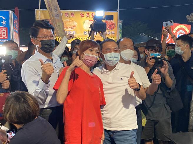 侯友宜今晚陪谢龙介逛花园夜市，民眾争相要求合影，200公尺的路走了40分钟。（曹婷婷摄）