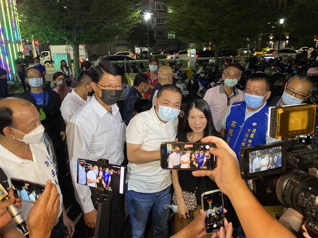 侯友宜今晚陪谢龙介逛花园夜市，沿途都有民眾争相要求合影。（曹婷婷摄）