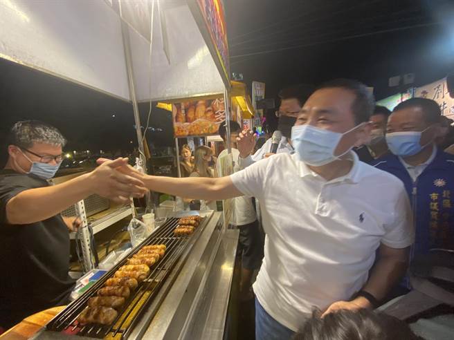 侯友宜今晚陪谢龙介逛花园夜市，向摊商请托支持谢龙介。（曹婷婷摄）