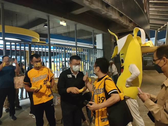 農委會主委陳吉仲與中華職棒大聯盟會長蔡其昌等人共同發送香蕉給進場球迷，盼透過職棒高人氣帶動水果行銷。