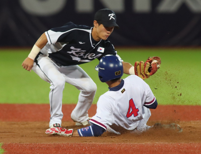 U23中华队林岳谷盗垒失败。（郑任南摄）