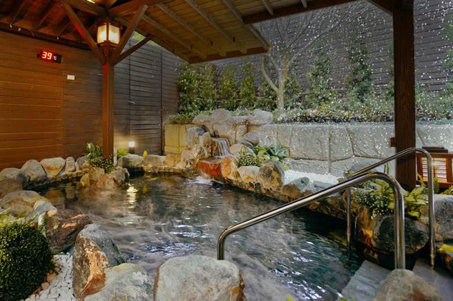 「大地湯氛套券」一套6張原價10800元，下殺58折，入手只要6300元，愛泡湯的民眾不可錯過。(北投大地酒店提供)