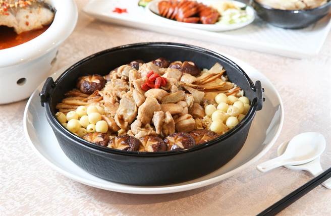 麻油雞酒飯是大地酒店的熱銷商品，適合冷冷的冬天來上一緺。(北投大地酒店提供)