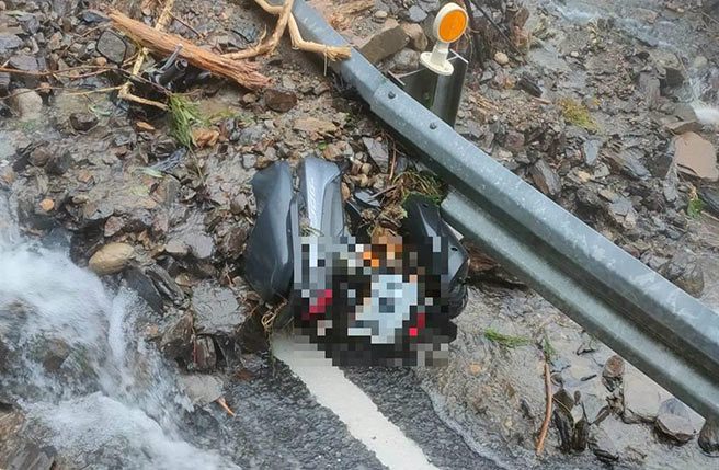 宜警在18日上午11时06分，台7线约70.3K处，发现失联郑女的机车遭土石掩埋，却无郑女踪迹。（宜兰县消防局提供／吴佩蓉宜兰传真）