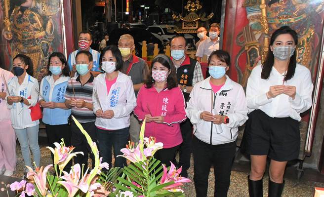 国民党高雄市长候选人柯志恩（前排左四）与市议员候选人到左营区天后宫参拜，祈求国泰民安、高票当选。（林瑞益摄）
