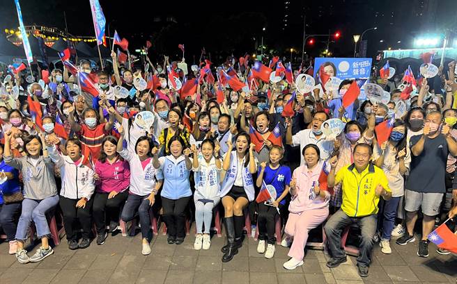 国民党高雄市长候选人柯志恩（前排左四）与左楠区市议员候选人、民眾合影。（林瑞益摄）