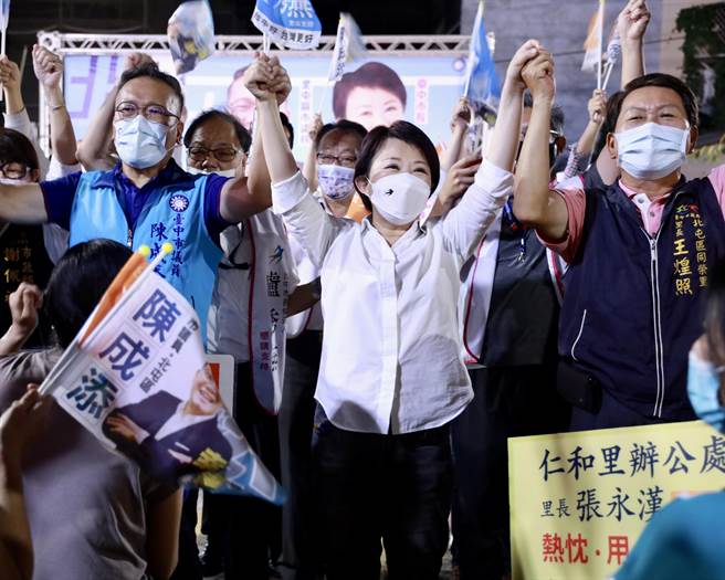 台中市长卢秀燕争取连任，20日把握下班时间，与台中市议员陈成添在北屯区三官堂庙埕合办「乡亲来燕会」。（卢秀燕竞总提供／潘虹恩台中传真）