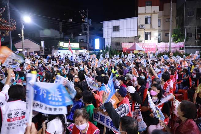 「乡亲来燕会」现场超过500位乡亲涌入支持，卢秀燕恳托北屯乡亲集中选票，挺自家人，让北屯建设不中断。（卢秀燕竞总提供／潘虹恩台中传真）