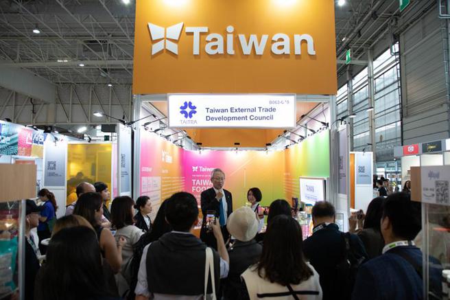 （驻法大使吴志中以流利法语为我商站台，担任导览员推广臺湾好食品。图／贸协提供）