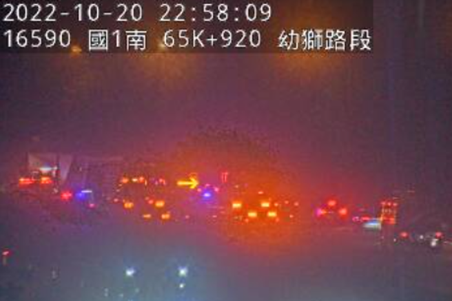 国道1号北上平镇系统交流道20日晚间10时许发生5辆大货车追撞，从南下监控可见警消已赶往现场处置。（翻摄高公局）