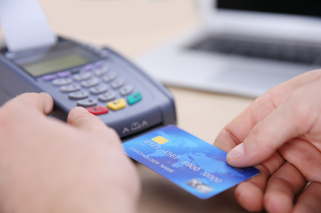 一名網友表示，首張信用卡額度為十萬，好奇算是高還是低，吸引一票人討論。（示意圖／shutterstock）
