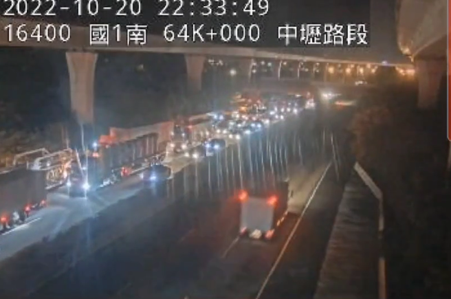 国道1号北上平镇系统交流道20日晚间10时许发生5辆大货车追撞，从南下监控可见警消已赶往现场处置。（翻摄高公局）
