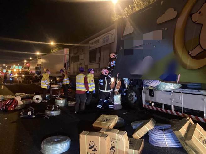 国道一号北向约65.7公里处，20日晚间10时许发生5辆大货车追撞事故。（翻摄画面／蔡明亘桃园传真）
