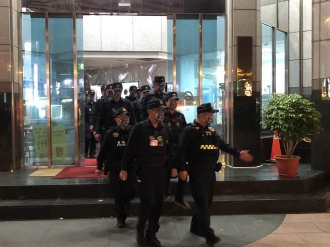 北市中山分局晚間出動大批警力實施擴大臨檢。（翻攝照片／林郁平）