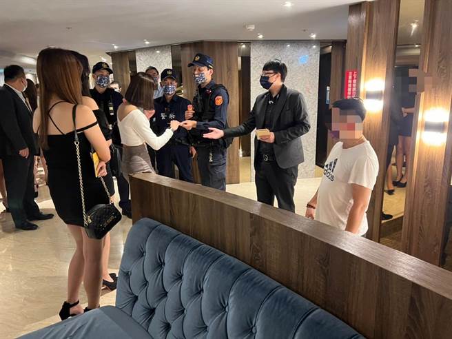 警方晚間到酒店臨檢，店裡小姐排隊核實身分。（翻攝照片／林郁平）