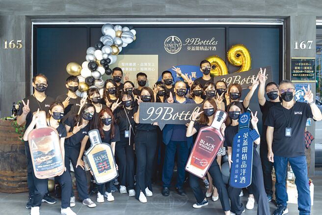 英盖尔首度举办品酩日，总经理刘泽杰率领全体员工投入，打造专属自家品牌的小型酒展。图／英盖尔精品洋酒提供