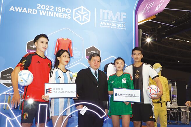 远东集团董事长徐旭东（左三）表示，此次展示最先进的绿色纺纤技术，强调以永续减碳为目标，预计于2050年达到Net Zero的永续生态圈。图／远东新世纪提供